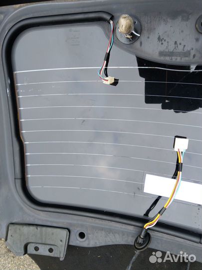 Стекло крышки багажника Jeep Grand Cherokee WK2