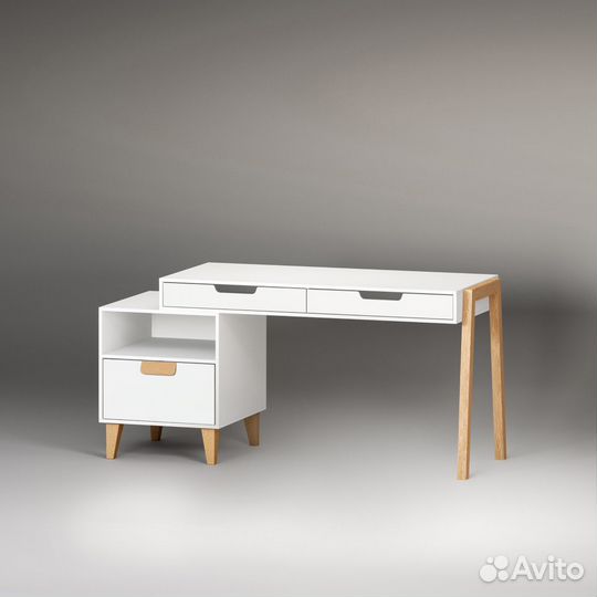 Стол письменный в детскую