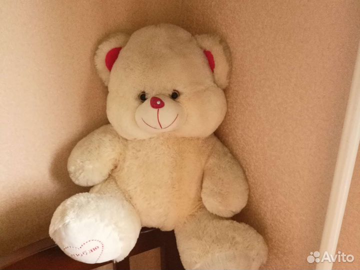 Большой плюшевый медведь