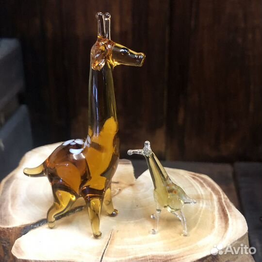 Стеклянная пара (мама и детёныш) из стекла