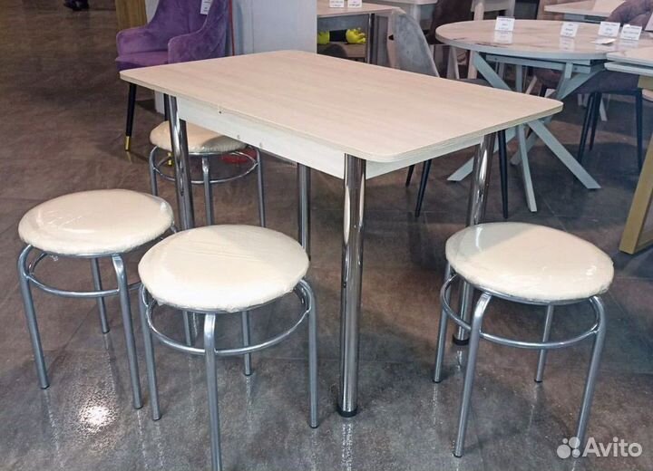 Кухонный стол раздвижной и 4 стула