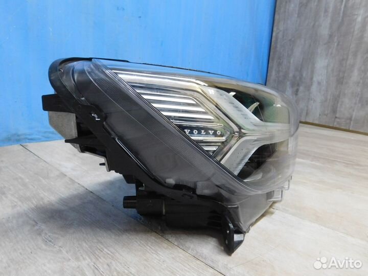 Фара правая Volvo XC40 с 2017