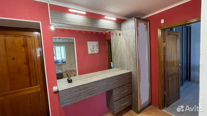 Прихожая со шкафом и зеркалом бу