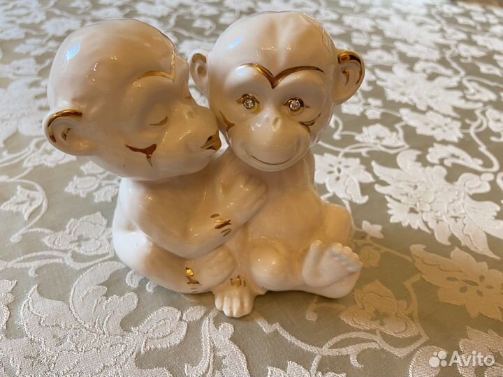 Фарфоровая статуэтка «Влюбленные обезьянки»