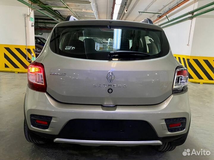 Renault Sandero Stepway 1.6 МТ, 2016, битый, 48 390 км