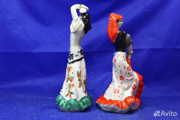 Цыганка в зеленой с цветами и в красной юбке