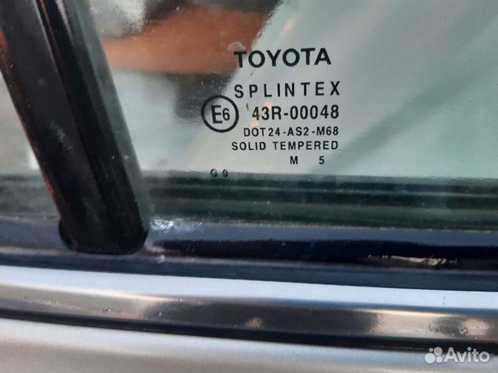 Стекло двери заднее правое Toyota Avensis