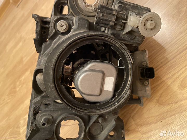 Правая ксеноновая фара mazda 3 bk