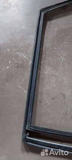 Уплотнитель стекла задний правый на Ford Fiesta