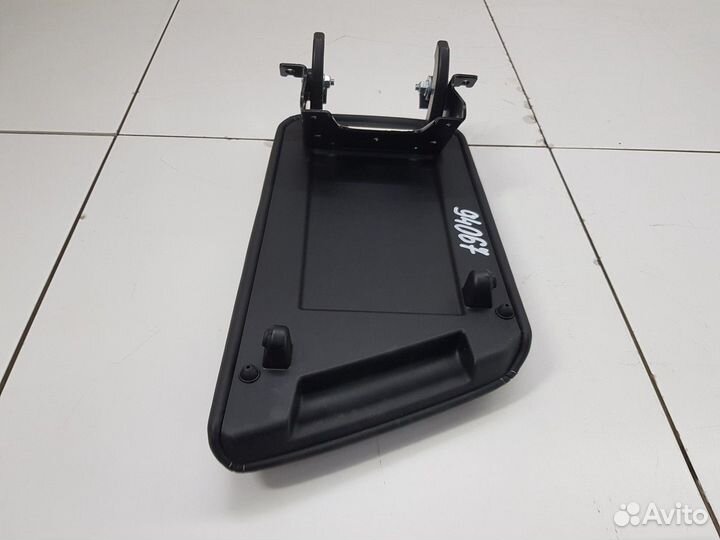 Подлокотник центральной консоли