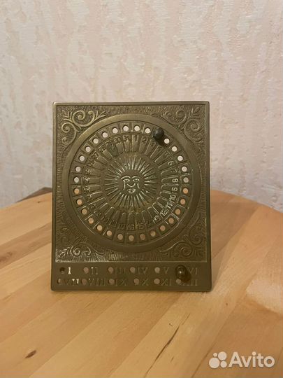 Вечный календарь из латуни
