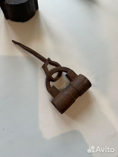 Старинный винтовой замок