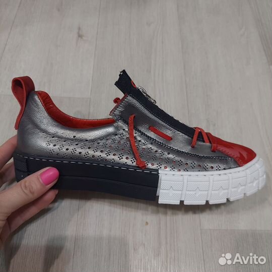 Кроссовки женские новые