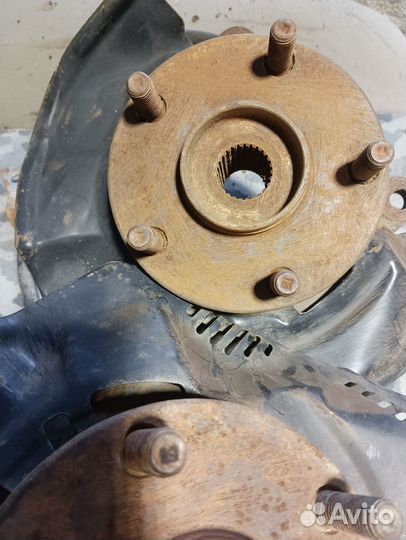 Кулак поворотный передний Toyota Corolla E150