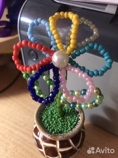 Оригинальная поделка из бисера «семицветик»