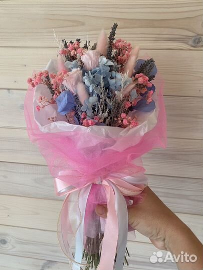 Букет из сухоцветов и стабилизированных цветов