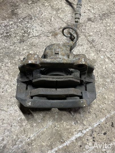 Суппорт передний правый VW Passat B3