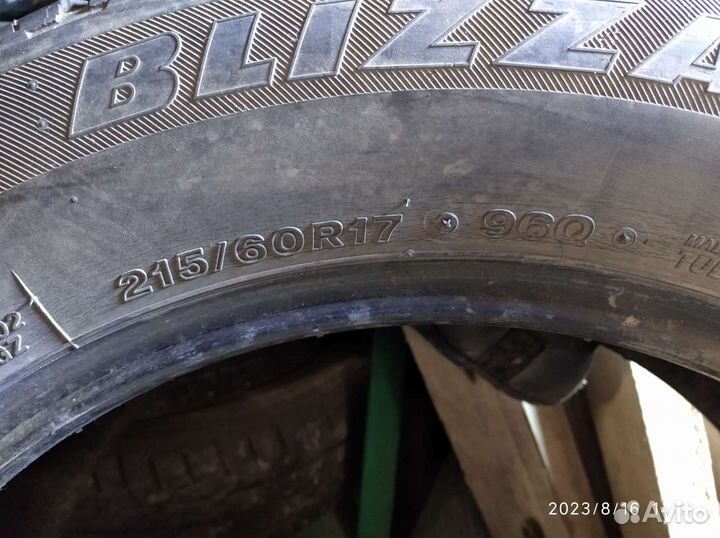 Bridgestone Blizzak Revo GZ 215/60 R17