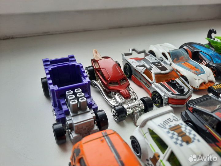 Hot wheels по 100