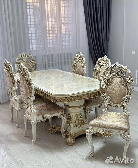 Стол и стулья