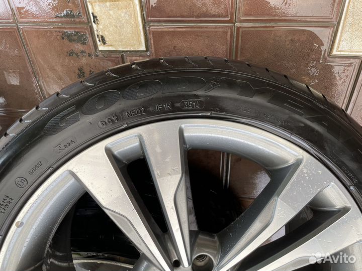 Goodyear EfficientGrip 275/40 R19