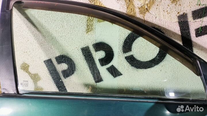 Стекло передней правой двери Toyota Avensis T220 I