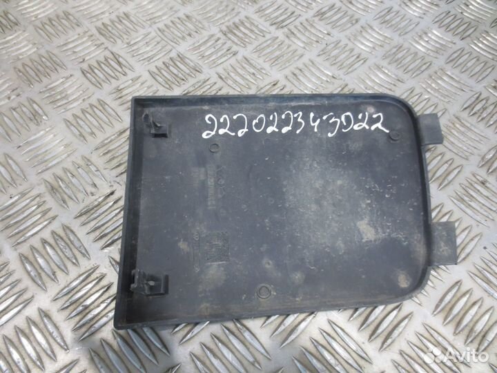 Заглушка решетки радиатора верхняя правая Volvo 20