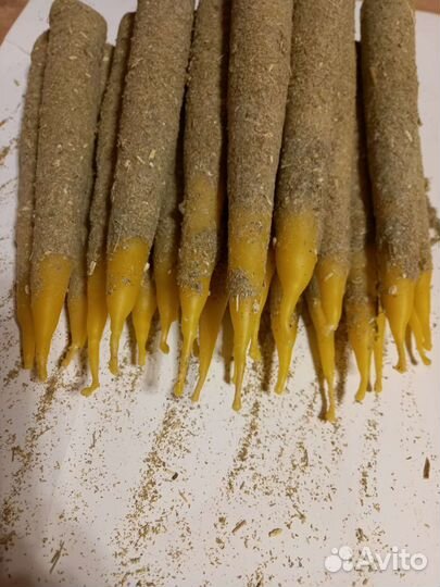 Свеча из пчелиного воска с полынью