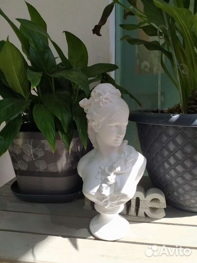 Статуэтка бюст. Статуэтка Юная Француженка