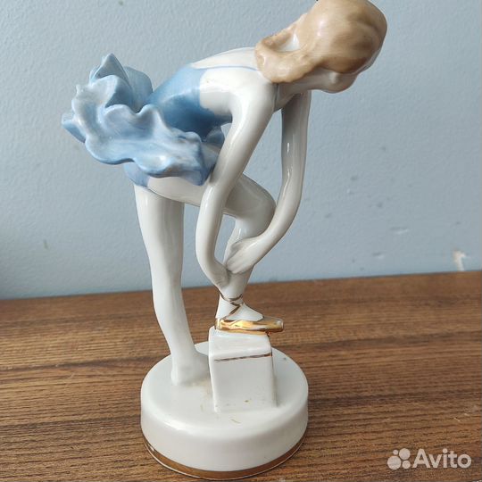 Фарфоровая статуэтка 