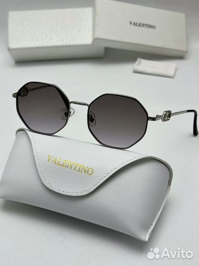 Солнцезащитные очки Valentino