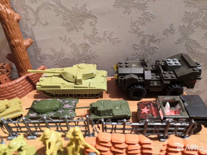 Коллекция солдатиков и военной техники