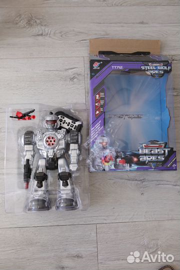 Игрушка робот на пульте управления