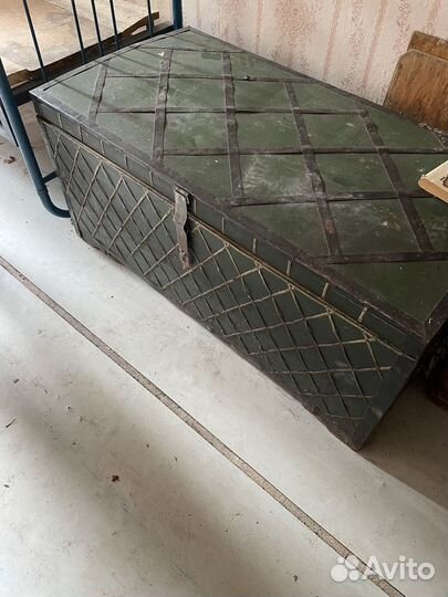 Сундук старинный