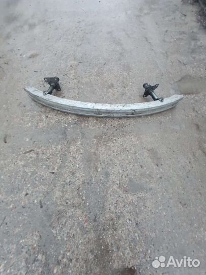 Volkswagen Passat B5 усилитель переднего бампера