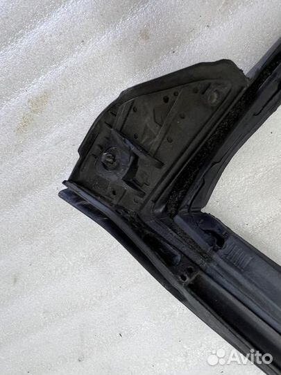 Уплотнитель двери передний левый Toyota Camry