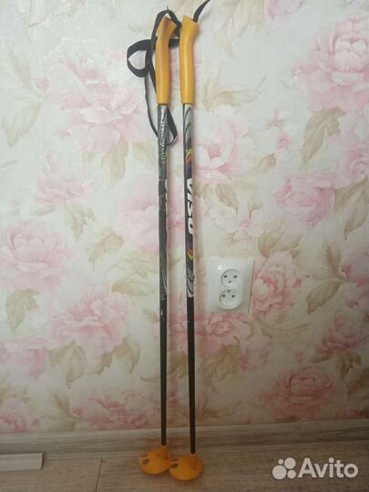 Лыжные ботинки 31 р. Палки 82 см