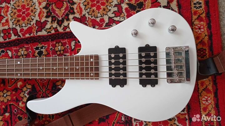 Бас гитара bass guitar 5 струн Yamaha trbx 305