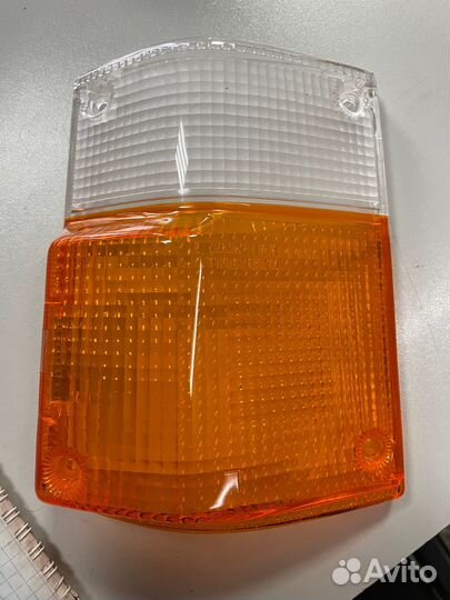 Рассеиватель левого поворотника Toyota HiAce -93