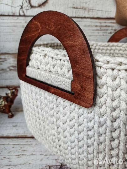 Корзина с деревянными ручками