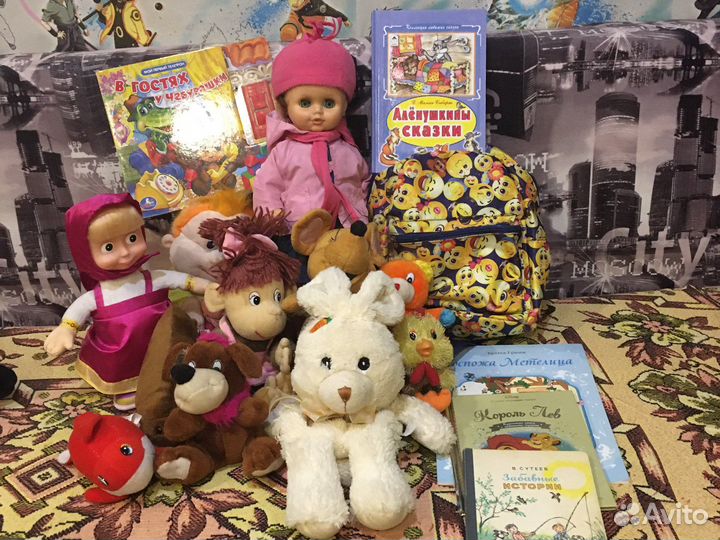 Мягкие игрушки, рюкзак, книги