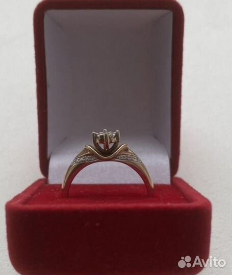 Золотое кольцо с бриллиантом