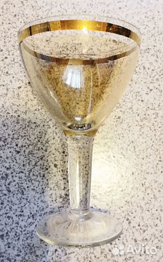 Бокалы и стаканы золотистые