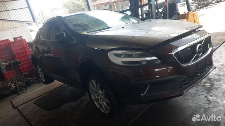Капот c Volvo V40 V40 D4204T