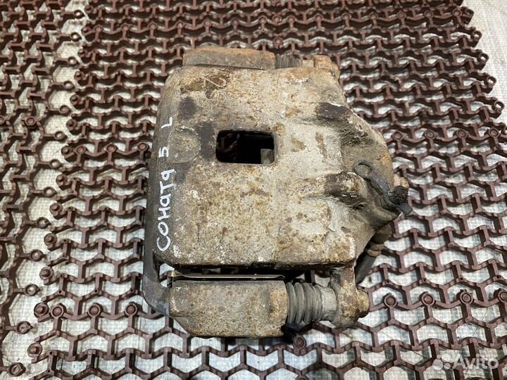 Суппорт передний левый Соната 5 Hyundai Sonata