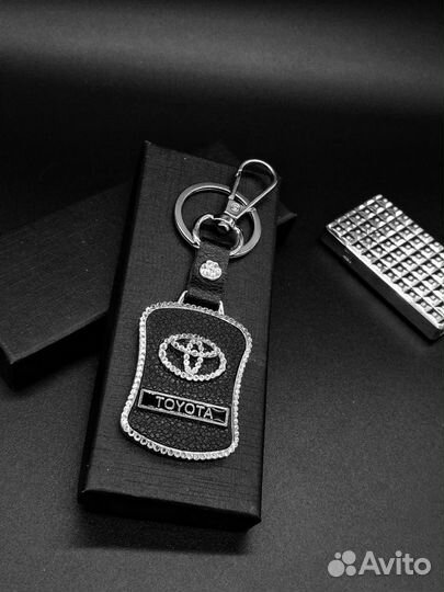 Брелок toyota со стразами, ручная работа