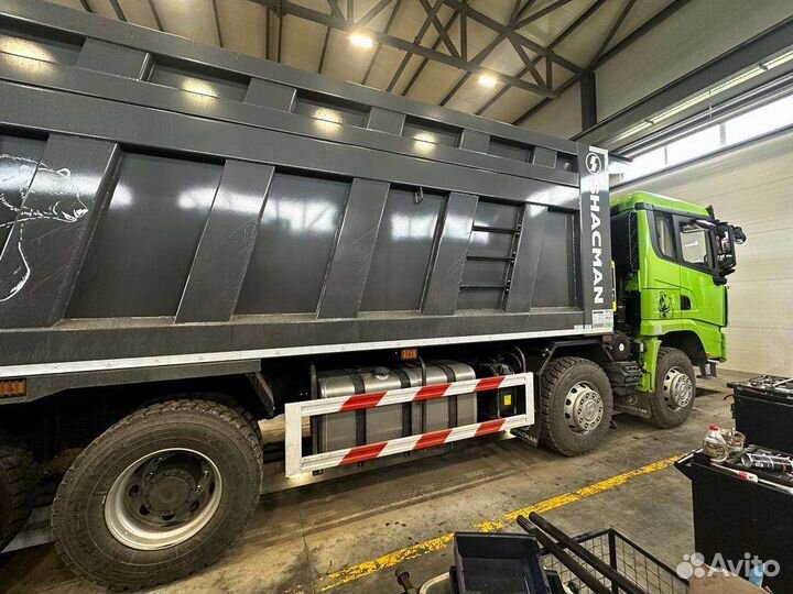 Водитель самосвала