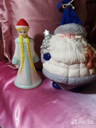 Дед мороз и Снегурочка во внутрь кладется подарок