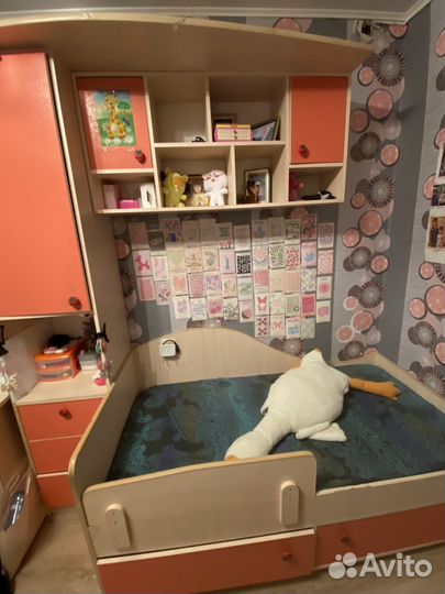 Детский уголок для девочки, с ящтками и полочками