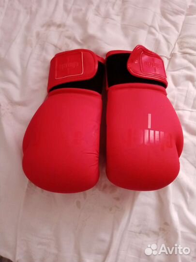 Боксёрский шлем и перчатки